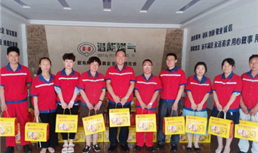 浓情迎端午 温馨送祝福-尊龙凯时集团为员工发放端午节礼品